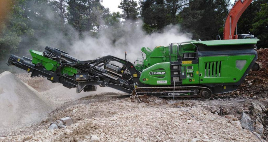 Réalisation d’un criblage de terre sur unchantier de terrassement à Saint-Vallier-de-Thiey