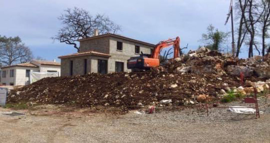 Création d'un enrochement au pied d'une villa sur la commune de Roquefort-les-Pins